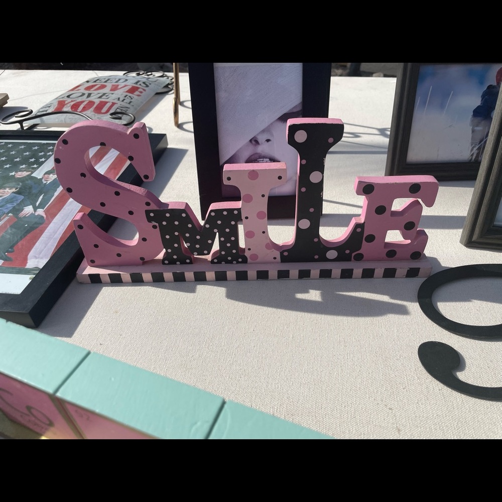 Smile sign pink and black